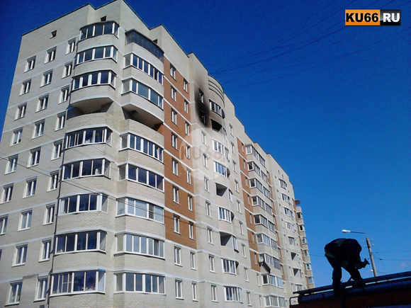 В страшном пожаре в многоквартирнике в Каменске погиб человек, еще один пострадал. Очевидец: «До четвертого этажа все залито водой». ВИДЕО