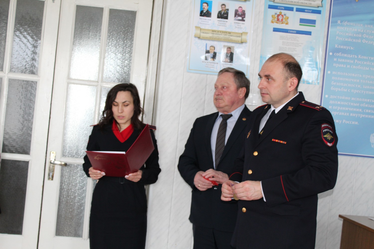 Вручили письма, раздали подарки: полицейских Каменска начальники и священник поздравили с Днем защитника Отечества. «Сил нам всем»...