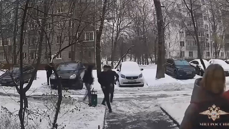 Жителя Москвы ограбили на более чем 90 тысяч долларов, задушили и угрожали убийством