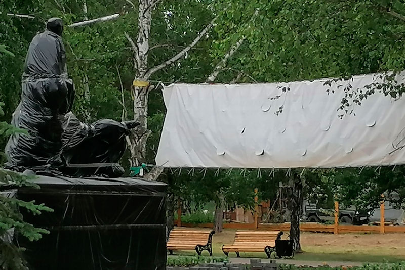 Перед открытием после благоустройства территории у памятника героев на Аллее славы в Каменске-Уральском инициаторы трудятся в поте лица...