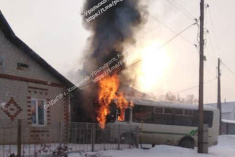 Под Каменском-Уральским сгорел автобус и кровля дома
