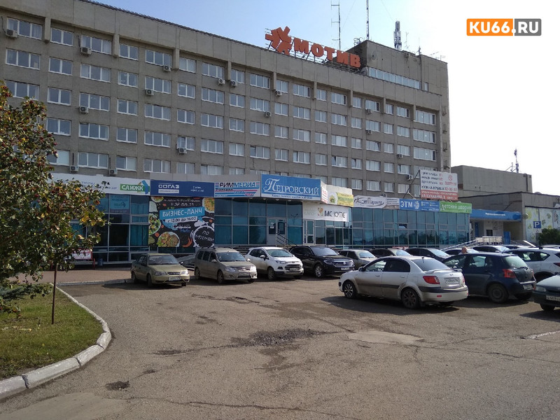 Среди ночи из офиса страховой компании в БЦ «Петровский» Каменска-Уральского вынесли платежный терминал. Говорят, воры проникли через окно