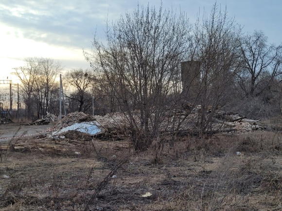Возле ж/д вокзала Каменска-Уральского снесли аварийный дом