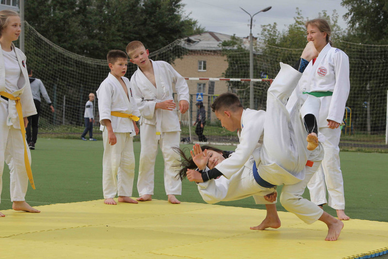 На школьном стадионе в Каменске-Уральском собрались пожилые и молодые — в преддверии Дня знаний сдавали нормы ГТО. «Спорт дает возможности» На школьном стадионе в Каменске-Уральском собрались пожилые и молодые — в преддверии Дня знаний сдавали нормы ГТО. «Спорт дает возможности»