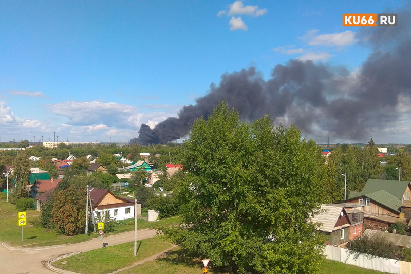 В поле в Каменске-Уральском в пятницу днем загорелась трава на 150 квадратах. Спасатели говорят, что угрозы распространения нет