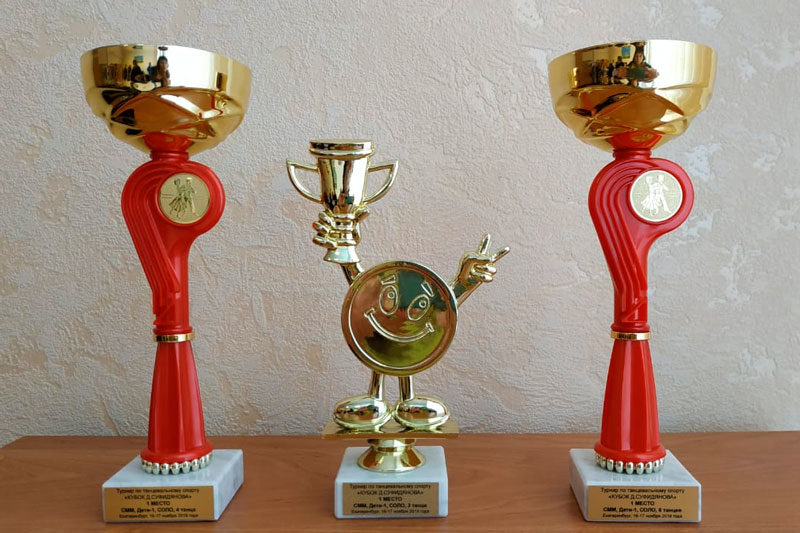 Юная танцовщица София Мокрушина из Каменска-Уральского привезла с престижного конкурса из Екатеринбурга три кубка за первое место Юная танцовщица София Мокрушина из Каменска-Уральского привезла с престижного конкурса из Екатеринбурга три кубка за первое место