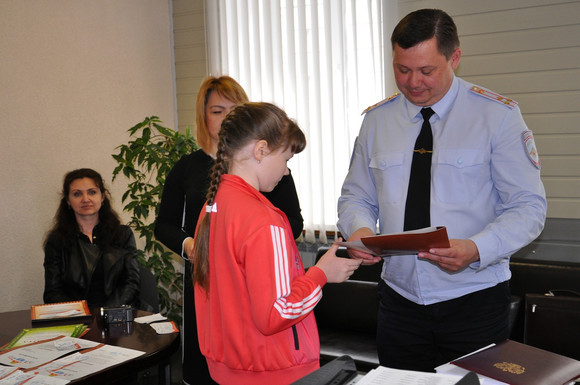 Юные каменцы протестировали на знание ПДД главного полицейского города Юные каменцы протестировали на знание ПДД главного полицейского города