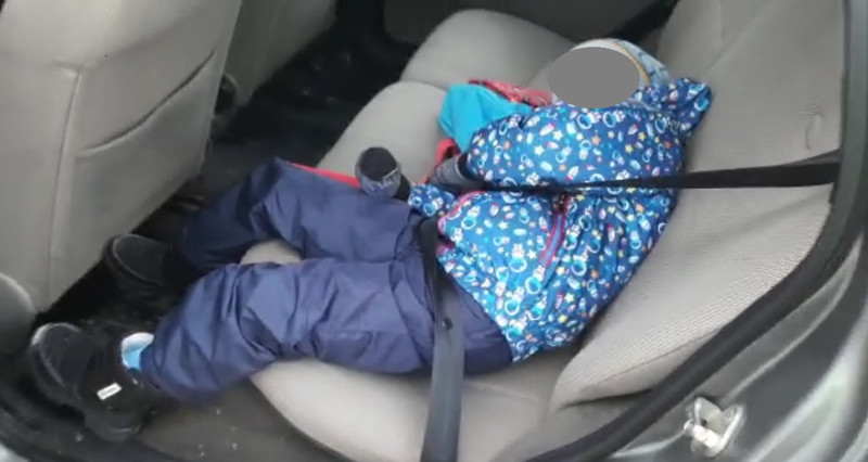 Чтобы не увидели инспекторы, ребенок спрятался. Сотрудники ГИБДД провели внеплановый рейд у школ и детсадов в Каменске-Уральском