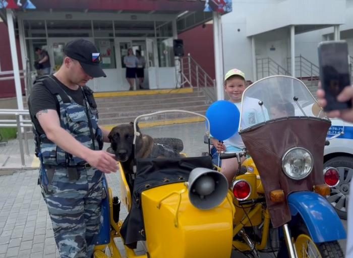 Дети Каменска-Уральского познакомились с работой полицейских и приняли участие в конкурсах | В Каменске-Уральском прошел праздник для детей с участием полиции