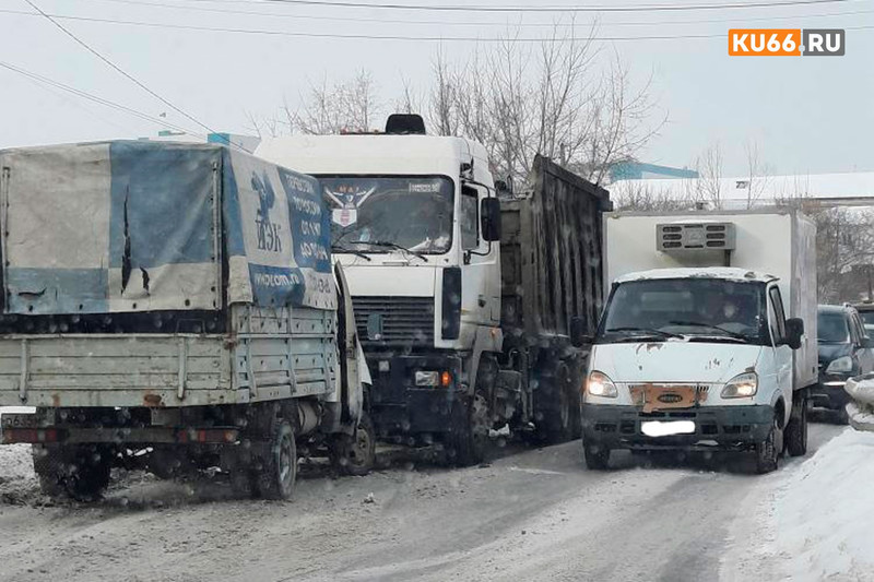 В Каменске-Уральском на улице Ленина водитель Газели зазевался и выехал на встречку, где врезался в грузовик МАЗ. Пострадавших нет