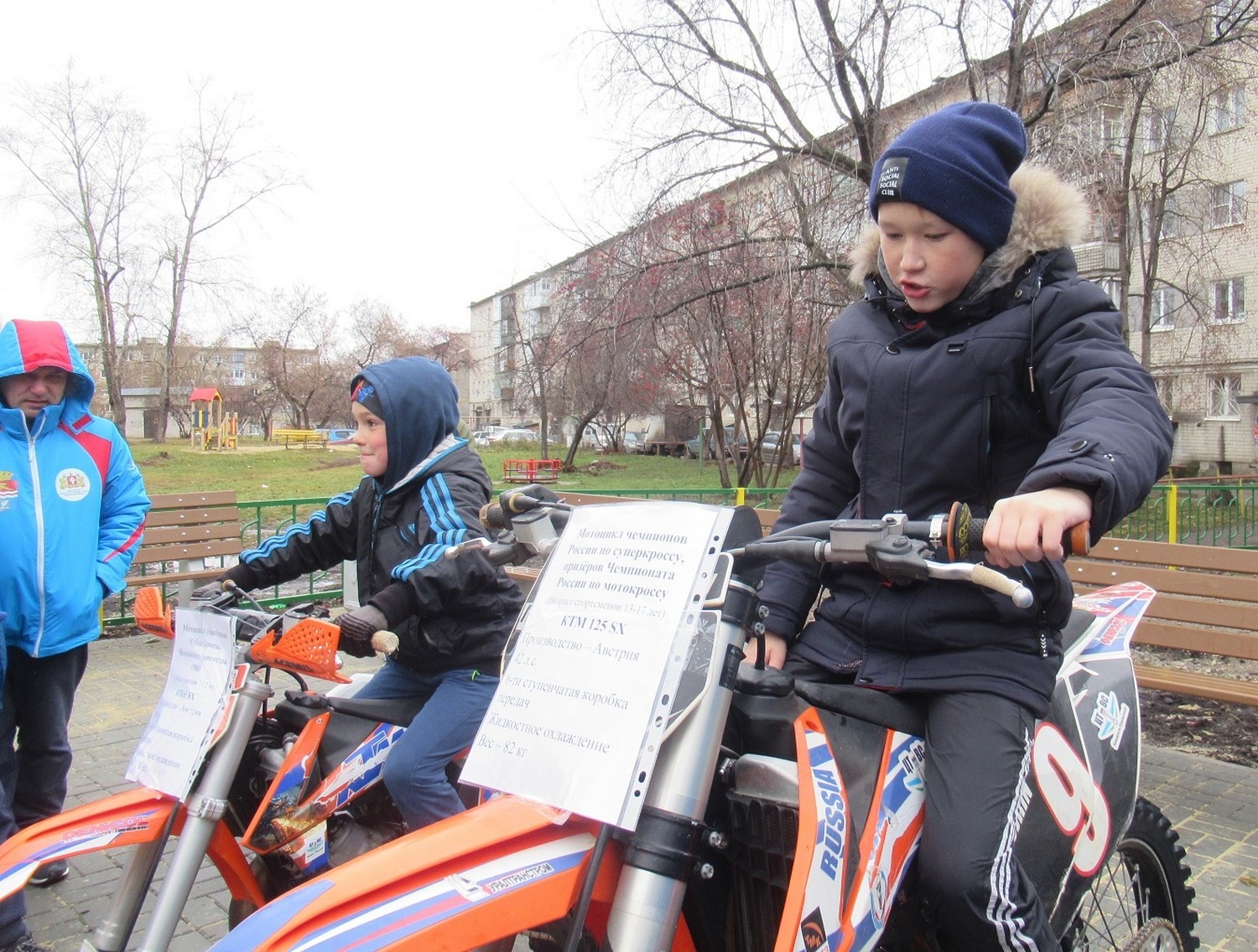 «Если думаете, что их заставили, - то нет». Жители домов по ул. 4-ой Пятилетки в Каменске-Уральском оценили свой реконструированный двор