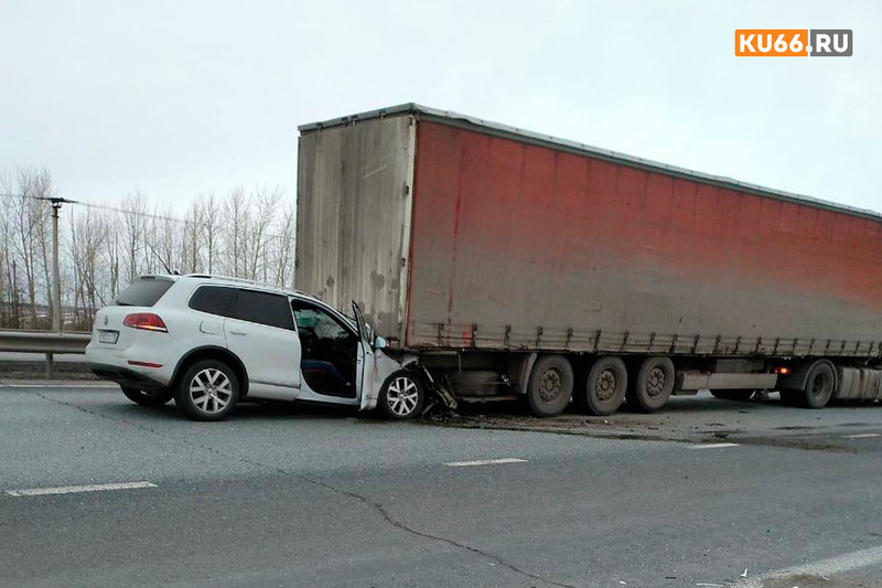 Дальнобойщик из Каменска угодил в сложное ДТП под Казанью: сначала въехал в трактор, а пока оформляли ДТП, в большегруз влетел джип