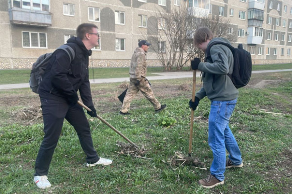 Накануне в Каменске-Уральском на Южном 17 неравнодушных жителей вышли на субботник