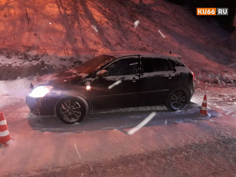 Водитель автомашины Toyota Corolla сбил мужчину на ул. Ленина в Каменске-Уральском — тот сломал ногу и был госпитализирован на «скорой»