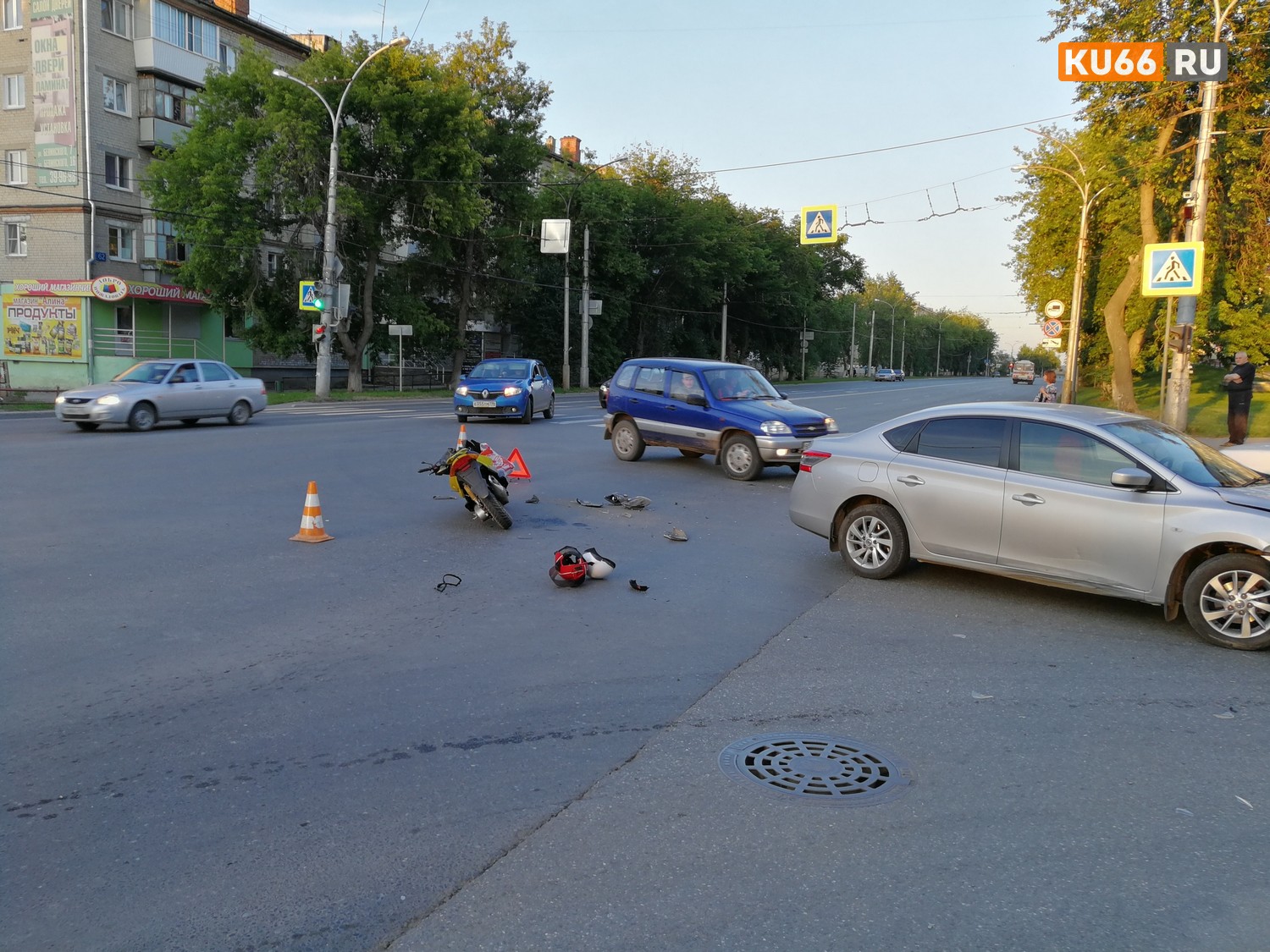 Автомобиль Nissan столкнулся с мопедом, который в нарушение правил пытался проскочить перекресток ул. Алюминиевая и Калинина в Каменске