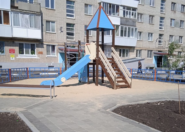 На «пятерку»? Сегодня каменцам официально презентуют большой двор для двух домов, который реконструировали по областной программе