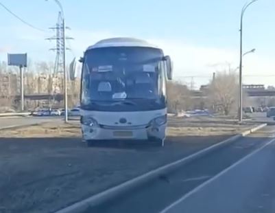В Екатеринбурге автобус с 8 пассажирами вылетел с трассы | Уральский автобус был выброшен на обочину после столкновения