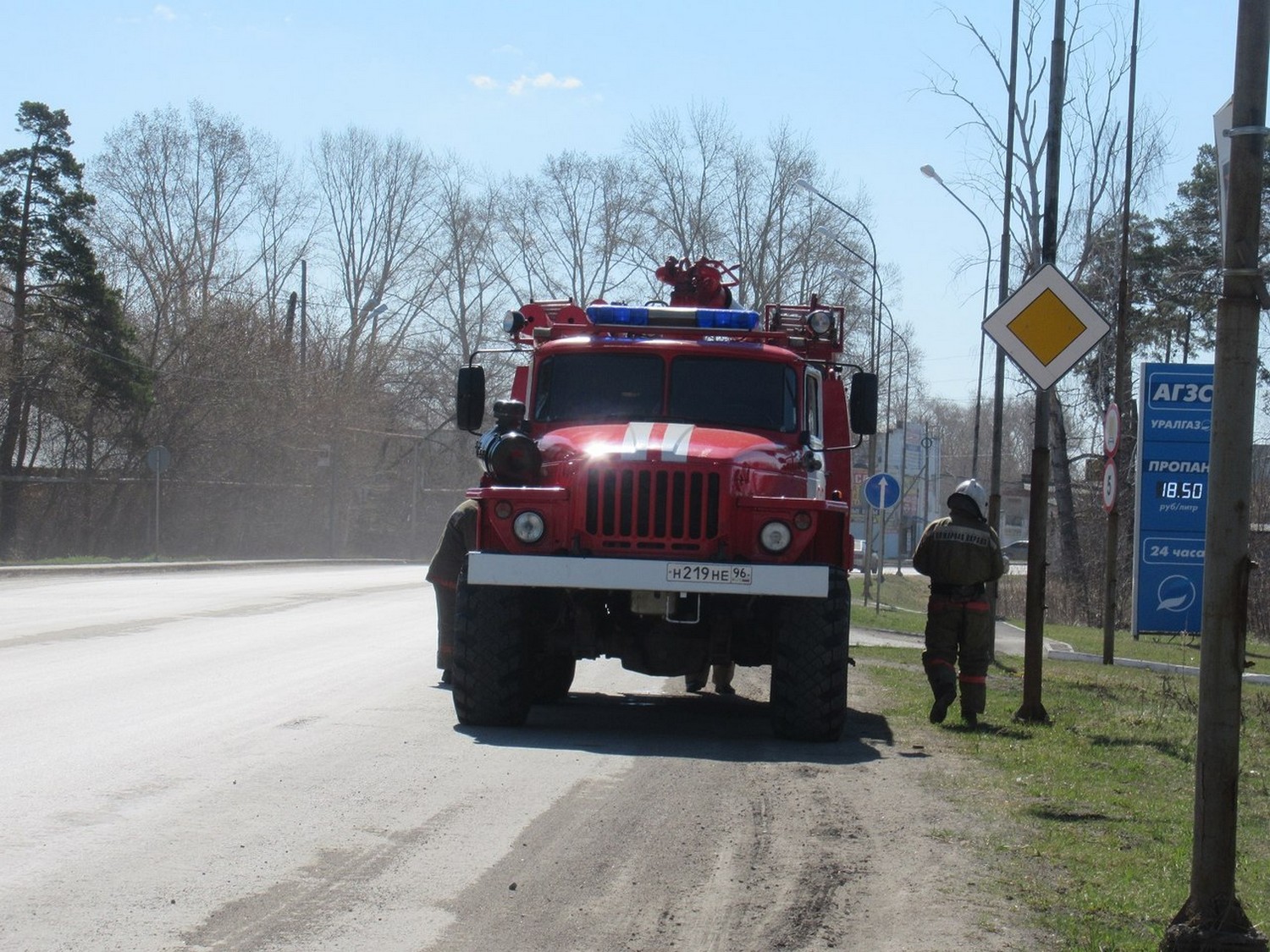 В Каменске-Уральском неизвестные жгут траву, не думая о последствиях – апогеем стал пожар в коллективном саду, который тушили восемь часов!