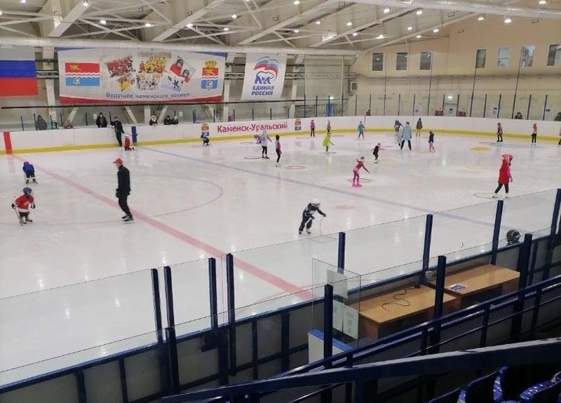 «Ютятся на небольшом участке льда». Горожане жалуются на опасную организацию тренировок хоккеистов и фигуристов в «Каменск-Арене» «Ютятся на небольшом участке льда». Горожане жалуются на опасную организацию тренировок хоккеистов и фигуристов в «Каменск-Арене»
