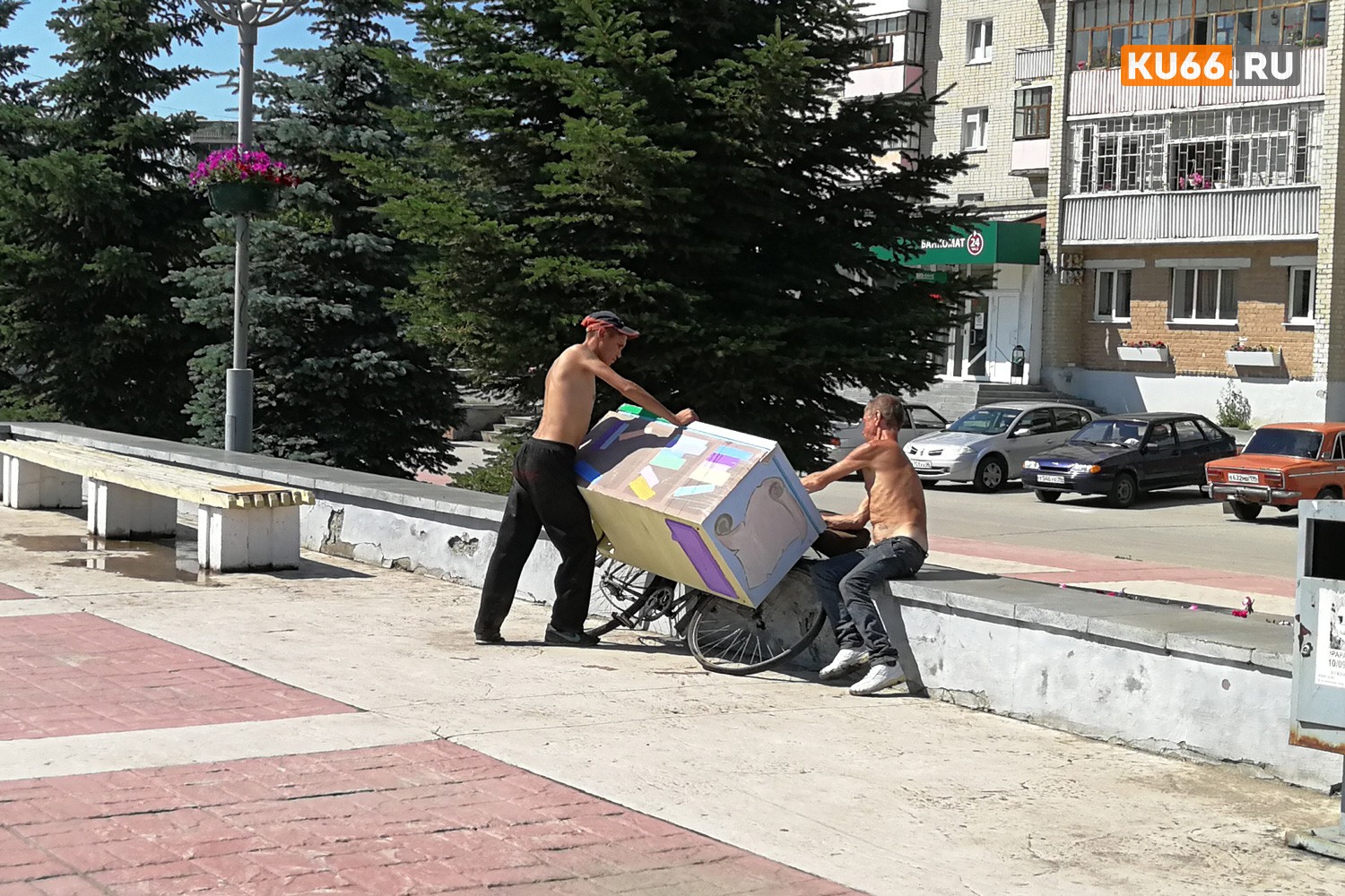 На площади Ленинского комсомола молодежь совместно с Порталом КУ66.РУ предотвратила кражу ящика «кросс-букинг», которым пользуются горожане На площади Ленинского комсомола молодежь совместно с Порталом КУ66.РУ предотвратила кражу ящика «кросс-букинг», которым пользуются горожане