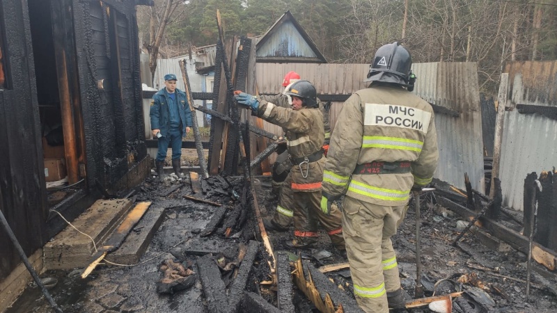 Накануне в Каменске-Уральском сгорел садовый дом, беседка и строение у соседей