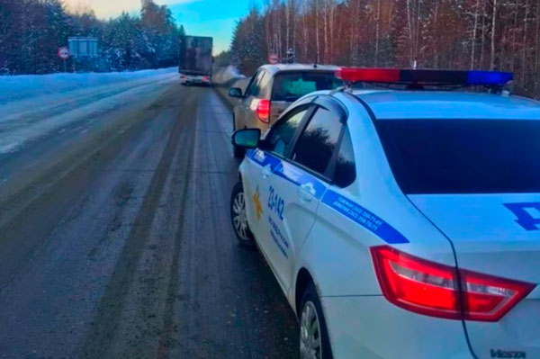 На свердловской трассе с помощью коптера поймали водителя-нарушителя. Видео