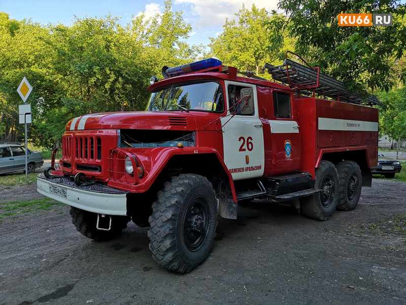 Утром огнеборцы тушили пожар в частном доме по ул. Красных Орлов в Каменске-Уральском — здесь вспыхнула отделка стен