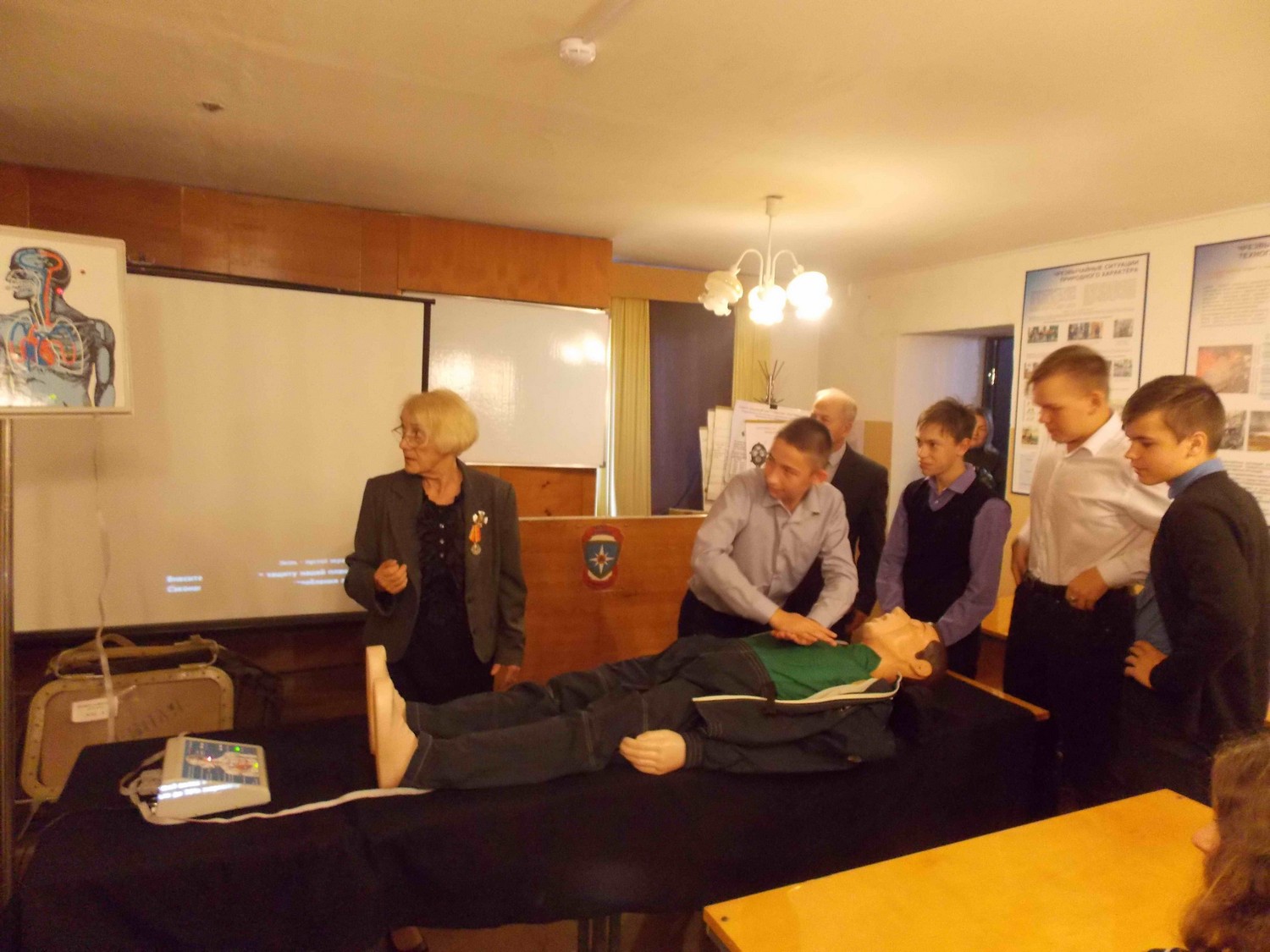 В канун Дня гражданской обороны восьмиклассники из Каменска учились массировать сердце и вентилировать легкие. В конце посмотрели фильм...