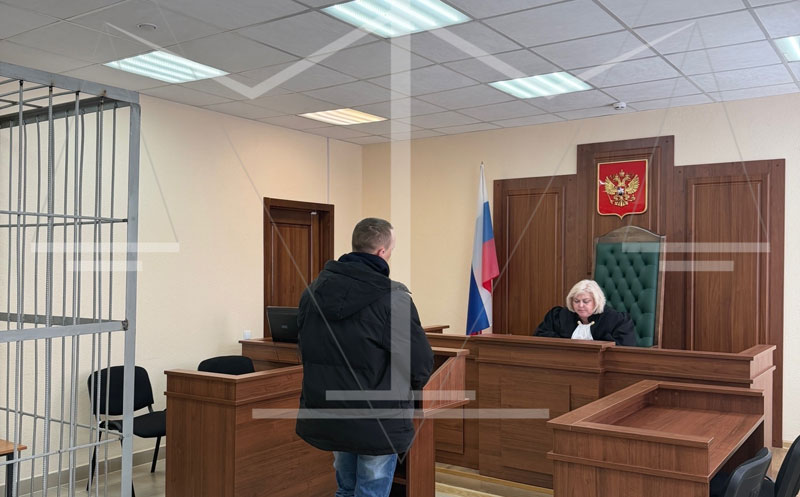 Суд назначил 80 часов работ жителю Каменска-Уральского за неповиновение полиции | Жителю Каменска-Уральского назначили 80 часов работ за неповиновение полиции