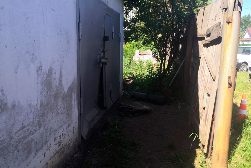 Может Вы видели? Полицейские ищут очевидцев ДТП в коллективном саду «Заря» в Каменске-Уральском — машина въехала в ворота!