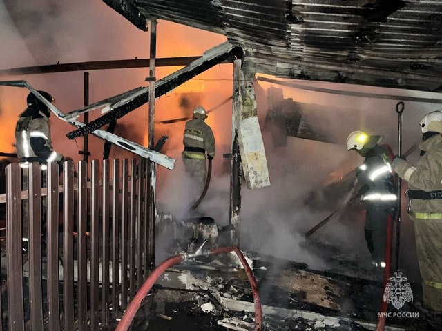 Ночью в Каменске-Уральском районе полыхал частный дом на 100 кв.м | В Каменском районе сгорел частный дом на 100 кв.м: подробности ночного пожара