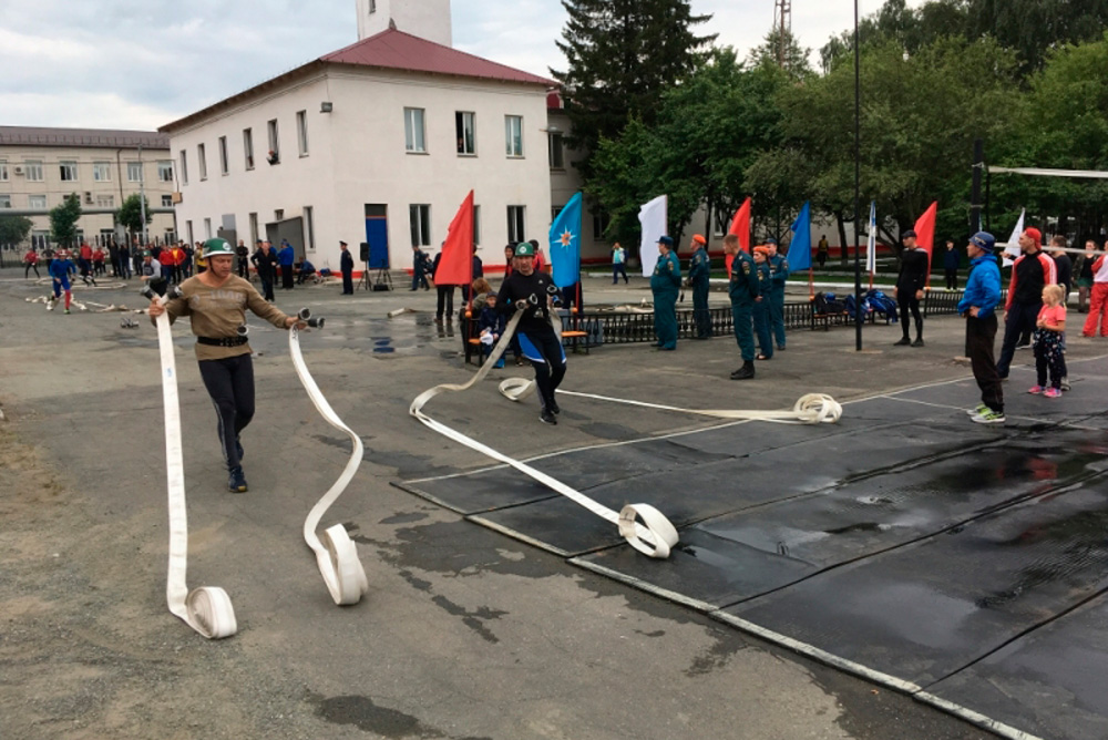 В Нижнем Тагиле в эти дни соревнуются огнеборцы — и показывают, как быстро умеют тушить пожары. Спасатели из Каменска-Уральского — вторые