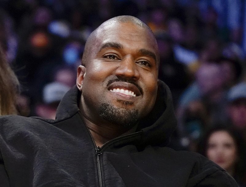 Американский рэпер Канье Уэст прилетел в Москву. Что известно на данный момент | Рэпер Канье Уэст прилетел в Россию