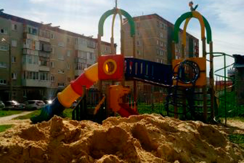 «Машина не успевала отъехать, а ребятня атаковала песочницы». УК «ДЕЗ» завезла на игровые площадки в Каменске-Уральском 1,5 тыс. кубов песка