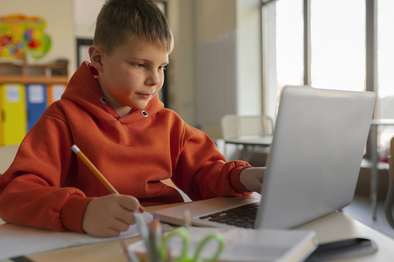 Гаджеты и домашка калечат спину: врач дал советы родителям, как сохранить детям осанку  | Врач Решетун: корректоры осанки можно использовать только по назначению врача