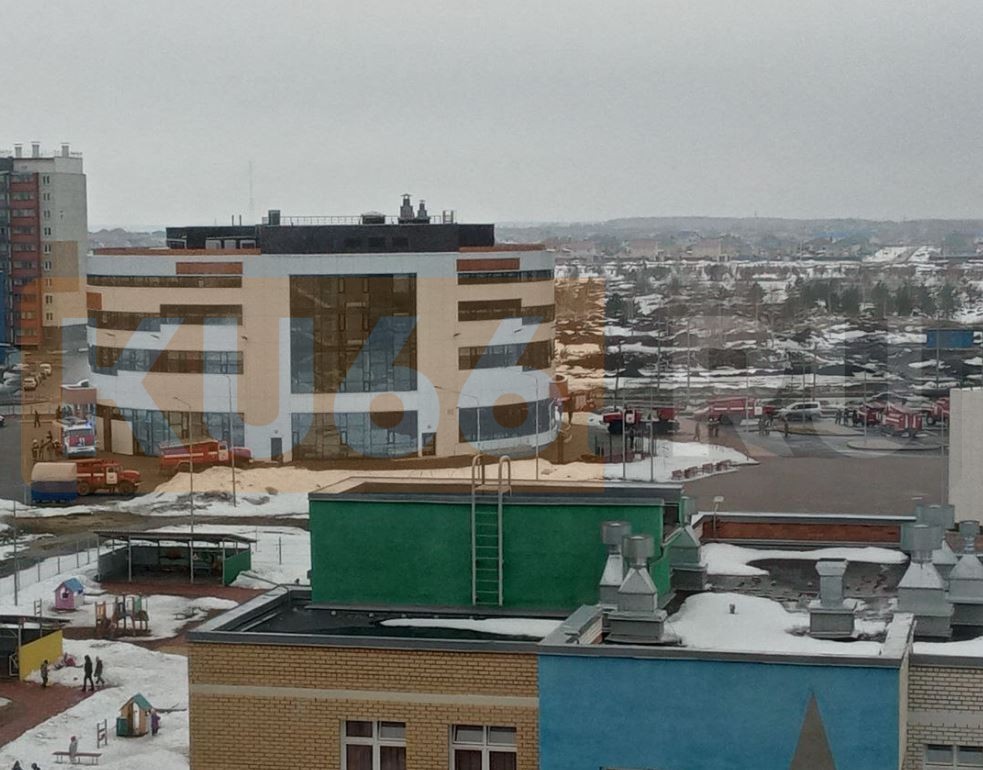 К Центру бокса в Каменске-Уральском съехались пожарные машины | К Центру бокса в Каменске-Уральском приехали спасатели 