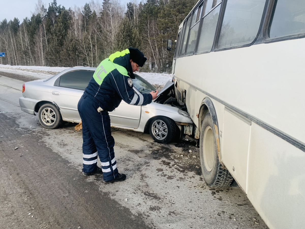 Под Каменском-Уральским автобус не уступил дорогу и столкнулся с Kia — пострадала пассажирка | В Свердловской области водитель автобуса спровоцировал ДТП — пострадала женщина