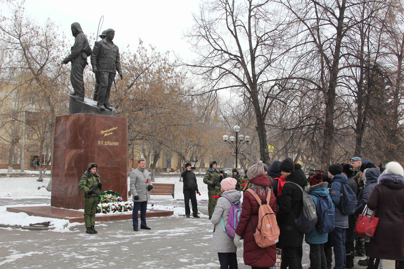 «Простой парень из обычной семьи»: патриотично настроенная молодежь и депутаты Каменска-Уральского собрались на митинг у памятника Дубынину «Простой парень из обычной семьи»: патриотично настроенная молодежь и депутаты Каменска-Уральского собрались на митинг у памятника Дубынину