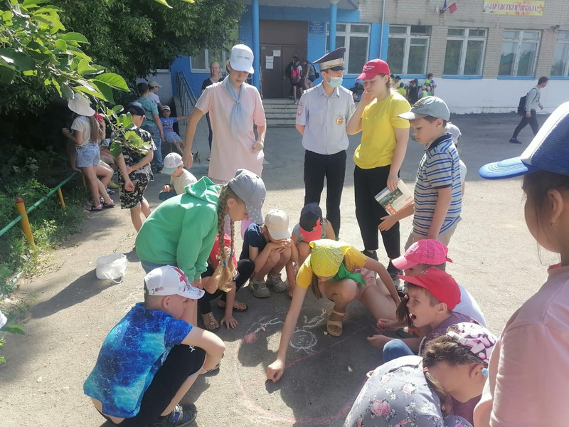 Чиновники хвалят участников трудовых отрядов Каменска, которые в июне помогали делать город лучше, а свои школы готовили к ремонту Чиновники хвалят участников трудовых отрядов Каменска, которые в июне помогали делать город лучше, а свои школы готовили к ремонту