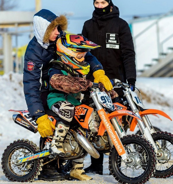 Мороз заездам не помеха: три «золота» и два «серебра» взяли мотогонщики из Каменска-Уральского на «домашнем» первенстве и чемпионате региона