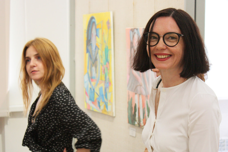 Каменцев зовут на выставки «Вдохновленная природой» и «Народ и армия — едины!», а после презентации обещают начать снимать картины со стен