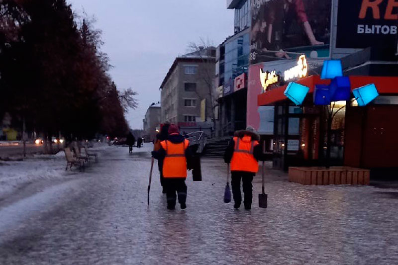 Сплошной каток: вечером в Каменске-Уральском шел дождь, а утром все обледенело. Автобусы задержаны, но на окраинах проблем нет