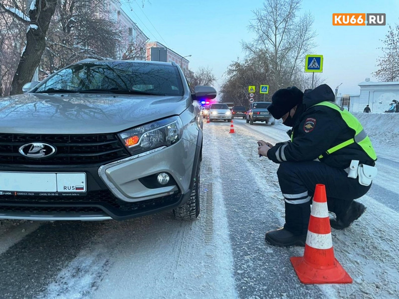 «Я их не заметил из-за Газели». Мужчина за рулем «Лады» сбил на пешеходнике в Каменске-Уральском девятилетнюю девочку — ее увезли в «травму»