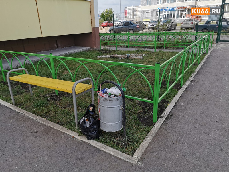 Вандалы срезали перила у подъезда дома в Каменске-Уральском — коммунальщики полагают, что металл сдали в ближайший пункт приема