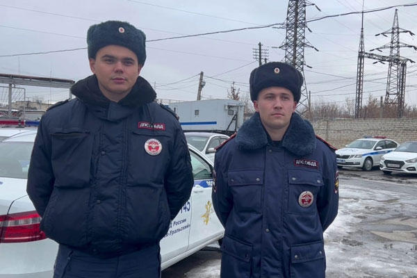 Каменские полицейские встретились с родными пенсионерки, которую помогли оперативно доставить в больницу