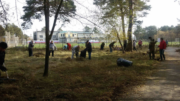 Во время субботника у стадиона «Космос» в Каменске-Уральском собрали около 47 тонн мусора. В масштабной уборке приняли участие 350 горожан