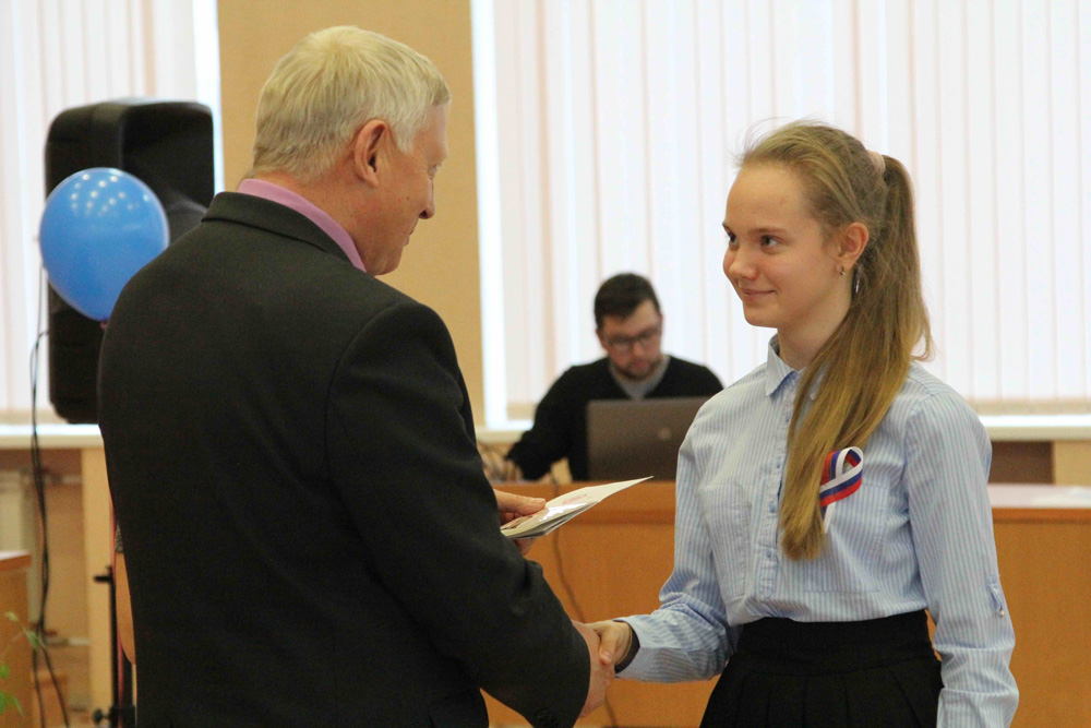 «Наравне с правами получаете и обязанности»: подросткам в Каменске-Уральском вручили паспорта, произнеся пафосные речи