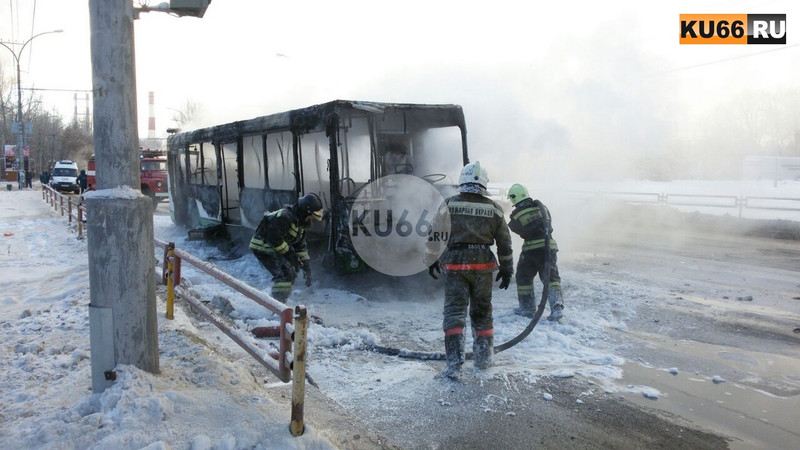 Администрации Екатеринбурга предлагают купить автобусы ЛИАЗ — такой же недавно вспыхнул в Каменске-Уральском, когда в салоне были люди