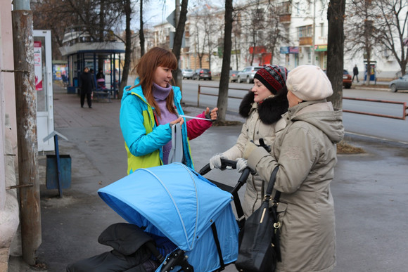 Студенты медколледжа совместно с дорожными полицейскими раздали световозвращающие ленты прохожим в Каменске-Уральском