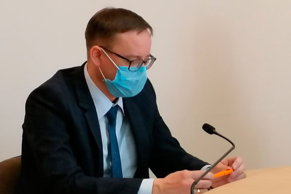 «Главное избежать подтопления». В мэрии заявили, что коммунальщики Каменска-Уральского со снегопадами справились, хотя работать есть над чем